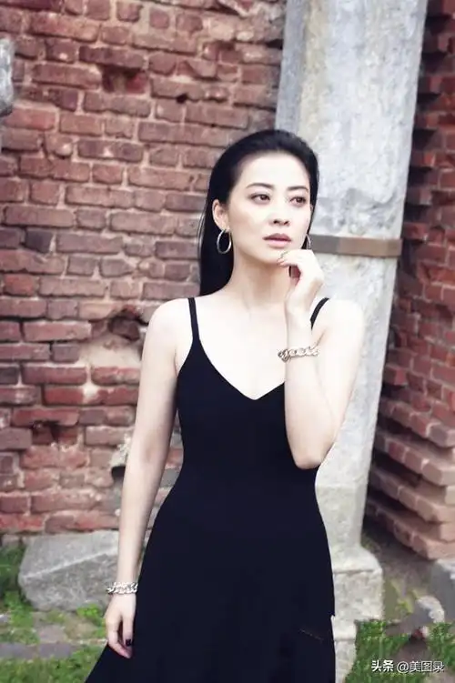 梅婷也难逃美人迟暮!大码裙撑不起,妆容显老十岁,昔日女神不再