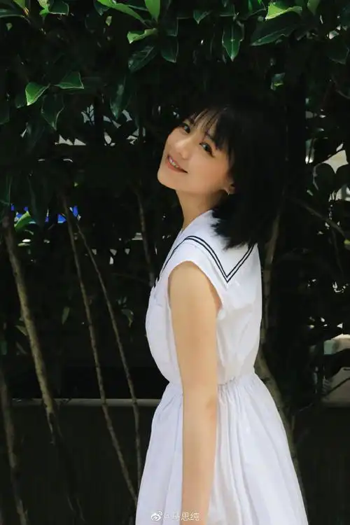 马思纯白色海军领连衣裙