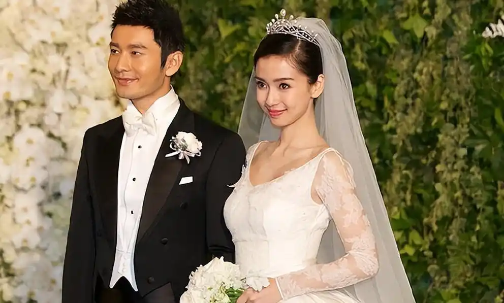 杨颖公开示爱,称呼男友宝贝,晒10万永生花礼物,男友比黄晓明强