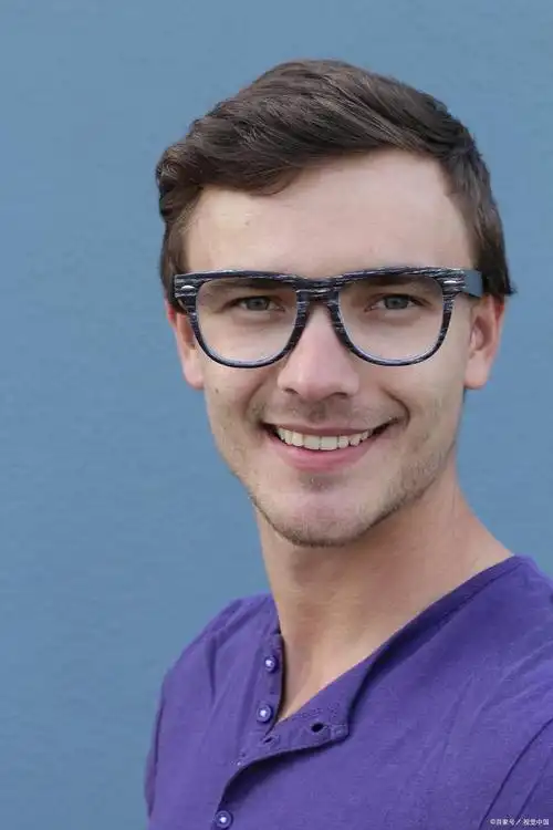 男士在选择眼镜框时,首要考虑的是如何平衡面部比例,让眼镜与脸型相得