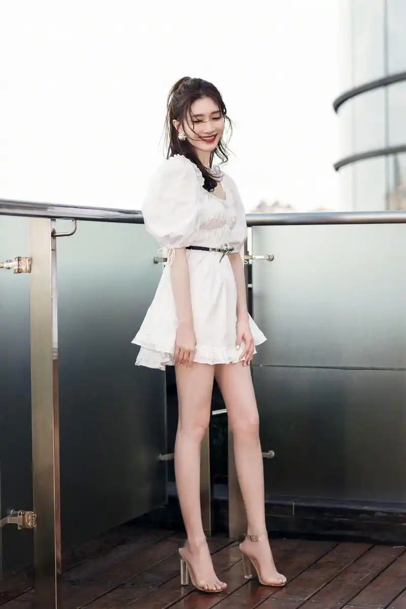 江疏影现身拍广告,筷子腿十分抢眼