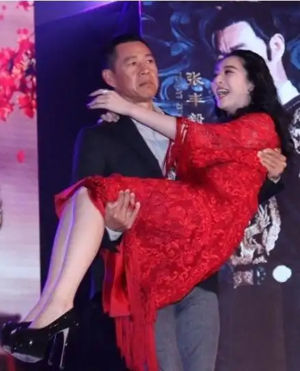 女明星被公主抱的瞬间baby惊慌佟丽娅露底迪丽热巴最娇羞