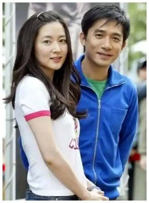 对此,20岁李英爱当年与30岁刘德华合拍广告影片画面也出土,只见年轻