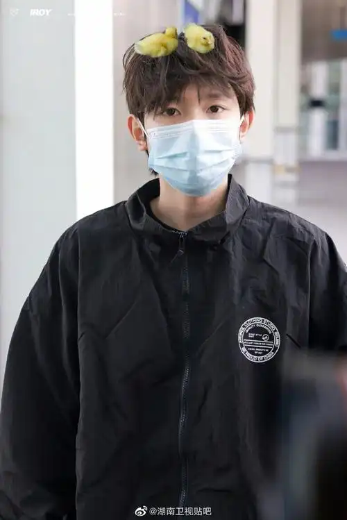 王源机场鸡窝头发型##王源客厅狂欢巡演