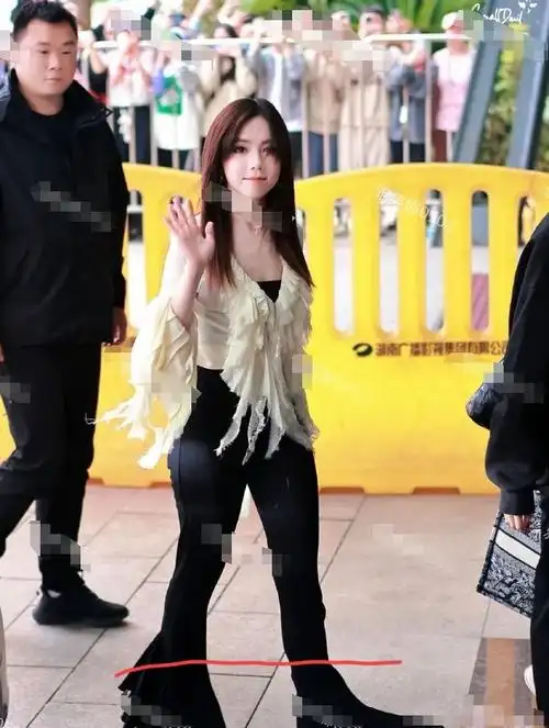 因此当照片出来的时候,不少网友感叹邓紫棋近照变化大,究竟有多大呢?