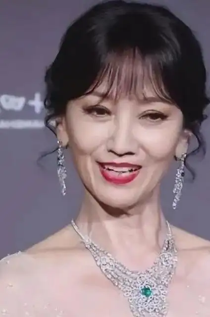 70岁的赵雅芝还穿短裤有人讽刺有人认可中老年女星处境尴尬