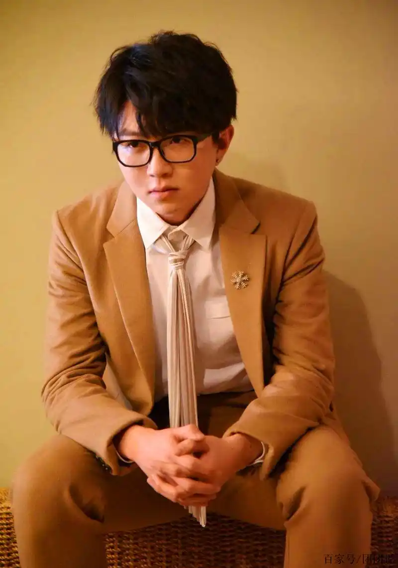 毛不易因抽烟喝酒纹身"三大爱好"受质疑,歌手不能有瑕疵?