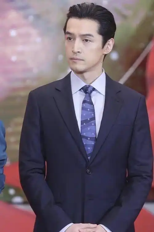 胡歌亮相新剧开播发布会身着深蓝色西装大背头是标配