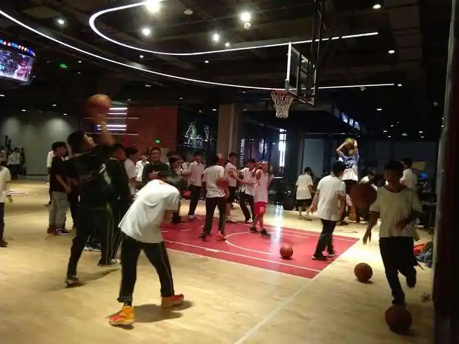 好多男生都在这小小的室内篮球场里打篮球.