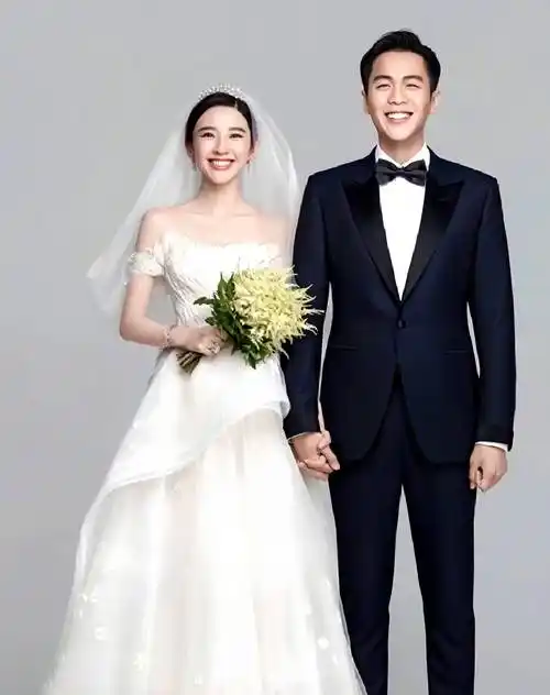 难得看到明星的婚纱照,笑起来这么有力量.