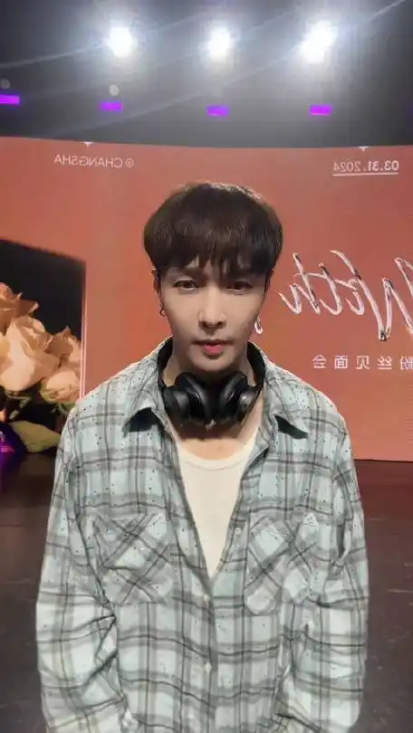 我去 张艺兴疯狂手指比心 我的心脏真的受不了了 这么会表达爱意的