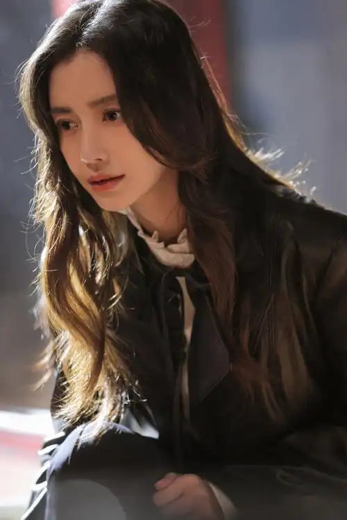 angelababy新剧《暮色心约》最新侧颜校服造型剧照有长发披肩甜美侧脸