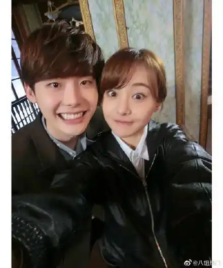 《翡翠恋人》拍一半的时候,郑爽还飞到韩国特意去找李钟硕