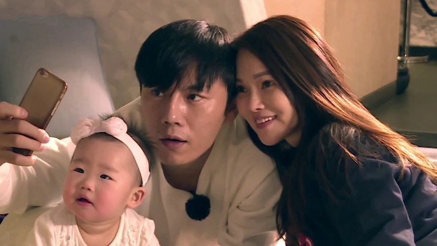 秦昊上演寒风中追妻,伊能静晒视频狠夸老公,二人成两岸夫妻典范