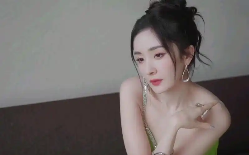 杨幂这露背绿裙真的仙气飘飘,太性感了!