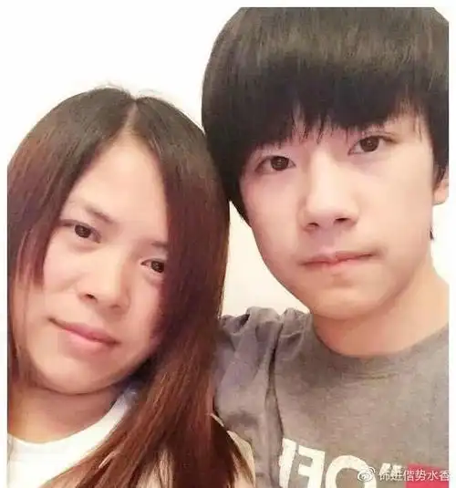 同是明星的母亲王俊凯妈妈可以直接出道陈伟霆妈妈霸气十足