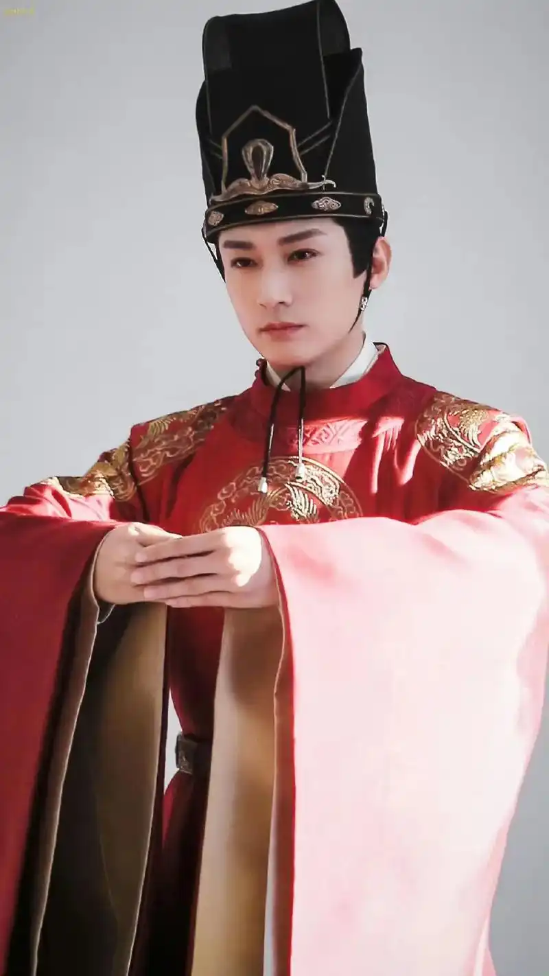刘学义刘学义的红色官服真的很适合他#红衣古装  #刘学义洛 - 兑趑