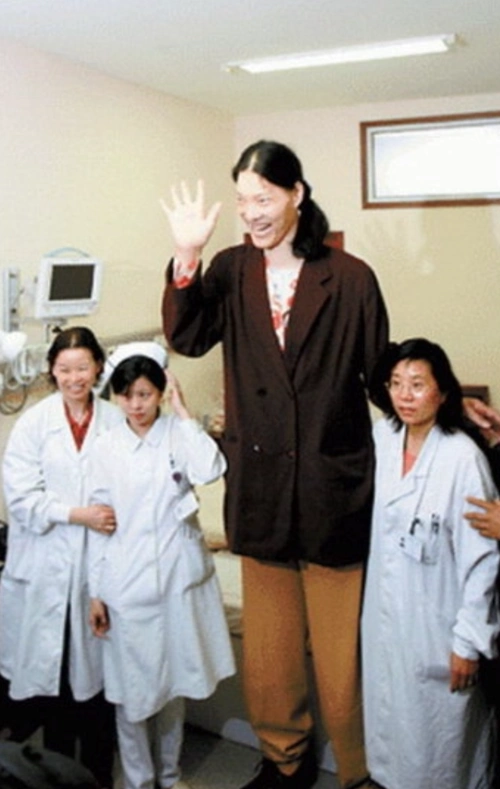 据悉,之前的纪录保持者是来自中国的姚德芬,她在 2012 年去世前的身高