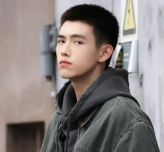 陈飞宇海外寸头生图,有着狂放的帅气