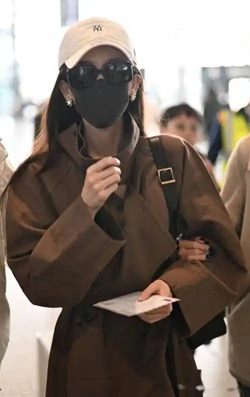 古力娜扎现身上海机场风衣搭配棒球帽潇洒松弛