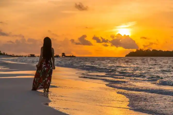 拍了很多视频,他的本意是让我演绎一名迎着夕阳在海边漫步的温柔女子