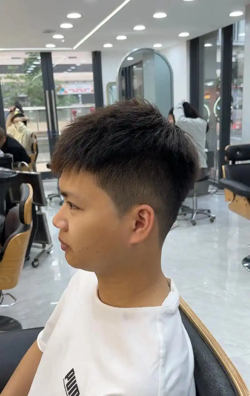 立体短碎是一种非常简单的发型,适合喜欢简约风格的男生.