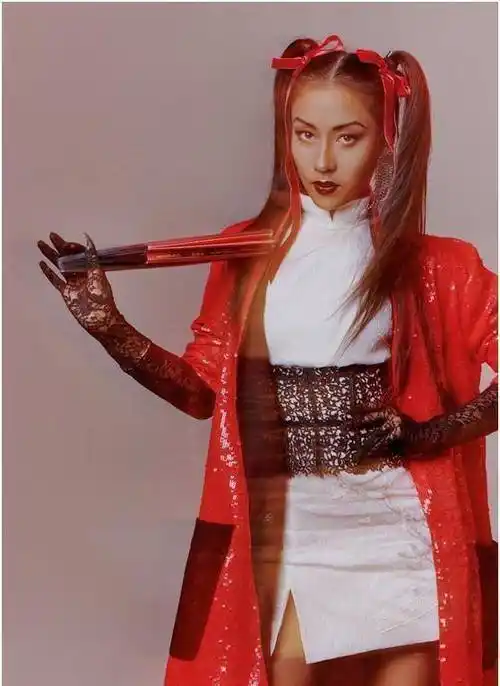 原创31岁吉克隽逸不输时尚界陈志朋短裙外搭红外套双马尾太拉风