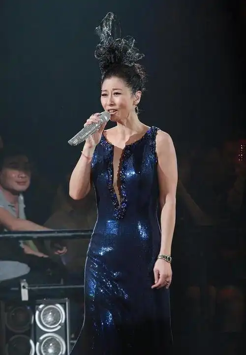 叶倩文的时尚真挺大胆的穿得闪亮还显身材就算60岁也很妖娆