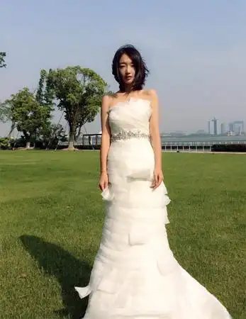 周冬雨穿唯美婚纱【点击进入高清组图】