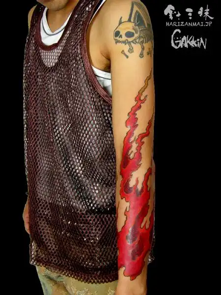 手臂经典帅气的火焰纹身图案