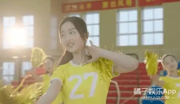 同年,她又在青春校园剧《我们的少年时代》饰演高中生邢珊珊,现实中