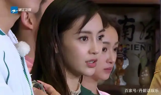 吴谨言和baby同框了,之前一直被说长得像,两人同框正好对比一下