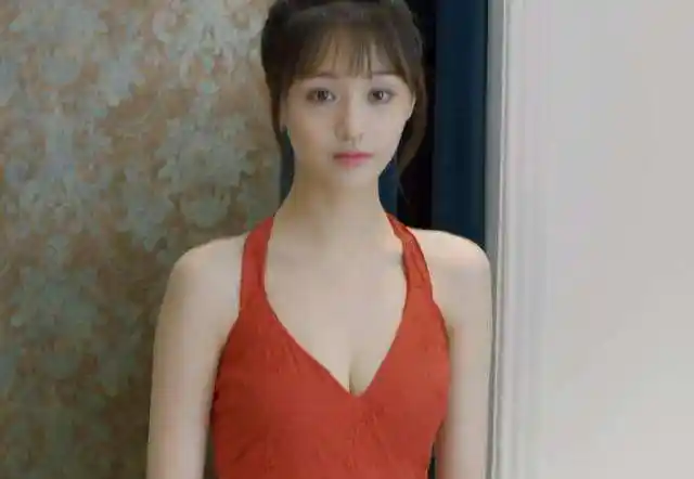 你还觉得郑爽身材平庸当她穿上红色v领短裙时立刻惊艳全场