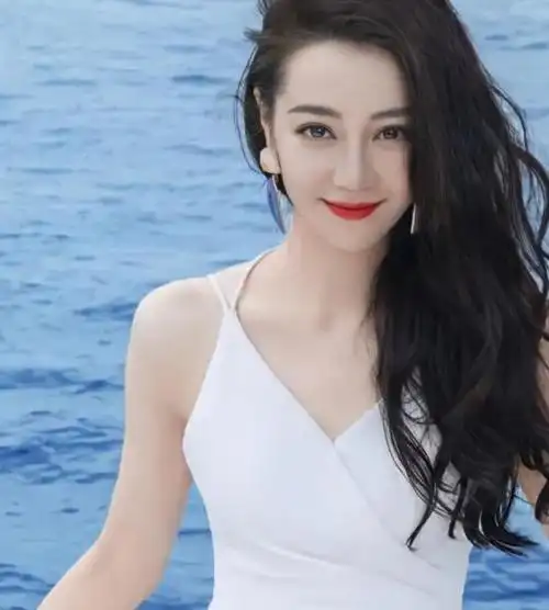 迪丽热巴走秀品牌(迪丽热巴原名叫什么姓什么)-58百科