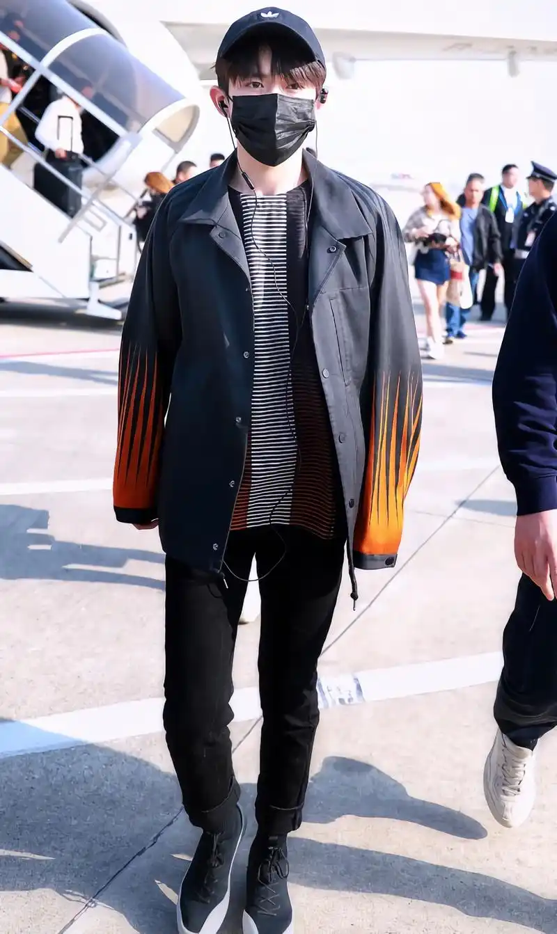 易烊千玺鞋子被门挤过了?鞋尖瘪得只剩2/3了,意外时髦显酷!