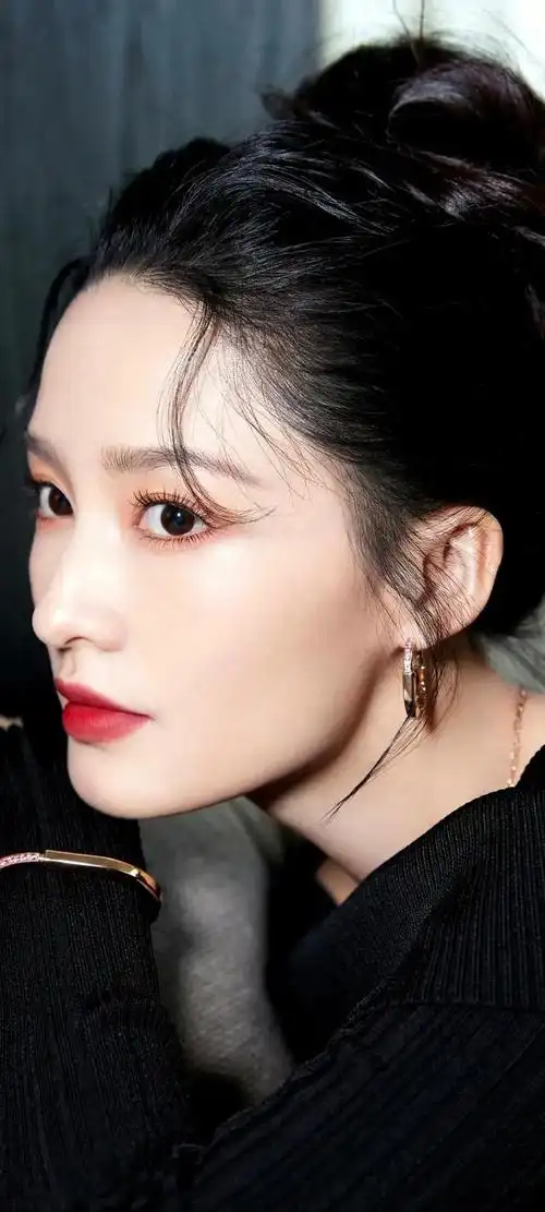 今天,就让我们一起来欣赏一组李沁的精美壁纸,感受她的独特魅力.