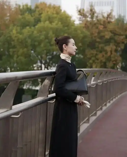 董洁北京街拍没有修图的状态有点90年代那种未经雕琢自然的美