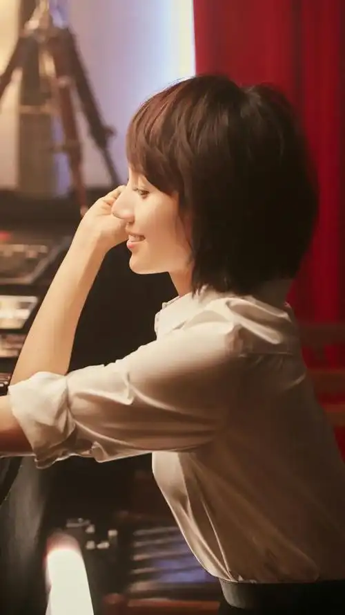 袁泉是中国著名女演员之一,她以清纯甜美的外貌和出色的演技而备受