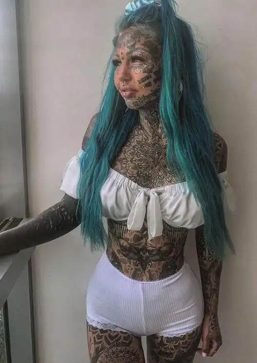 澳大利亚女孩全身98%皮肤被纹身覆盖,剃光头发为新设计腾地方