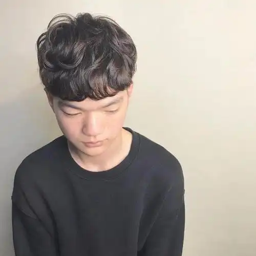 时尚好整理纹理烫发捯饬一下帅气出门