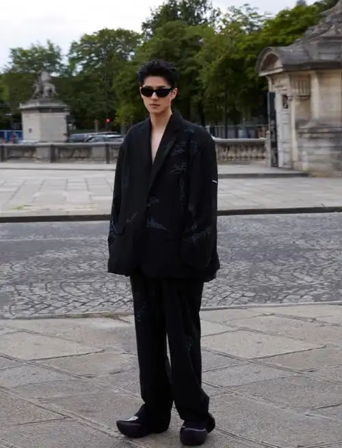 易姐直击时装周##刘昊然身上的随性感#@刘昊然turbo最新写真来啦