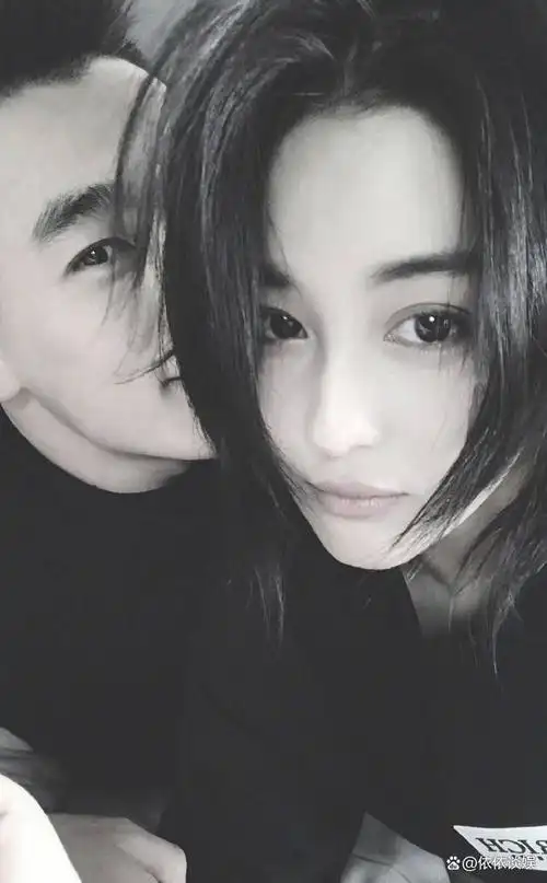 张馨予何捷游玩,网友偶遇夫妻俩甜蜜,何捷为老婆拍照蹲地太宠妻