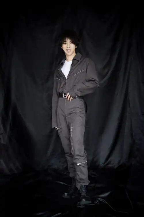 华晨宇再度挑战全黑look禁欲气质让无数女生着迷