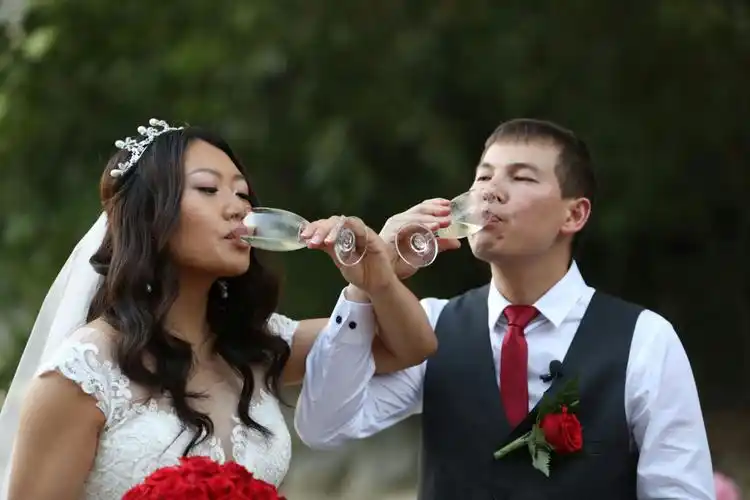 新娘新郎饮交杯酒