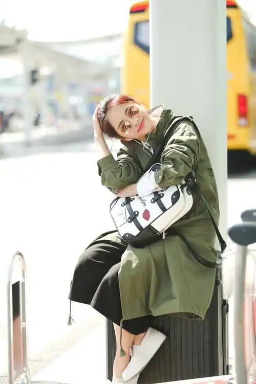 谭松韵时尚甜美可爱街拍图片