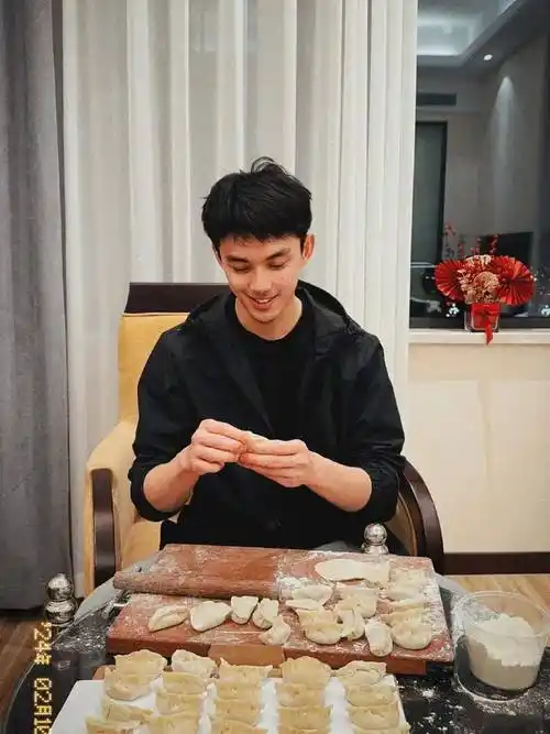 从照片中可以看出,吴磊的饺子包得既整齐又美观,手法熟练,显然不是第
