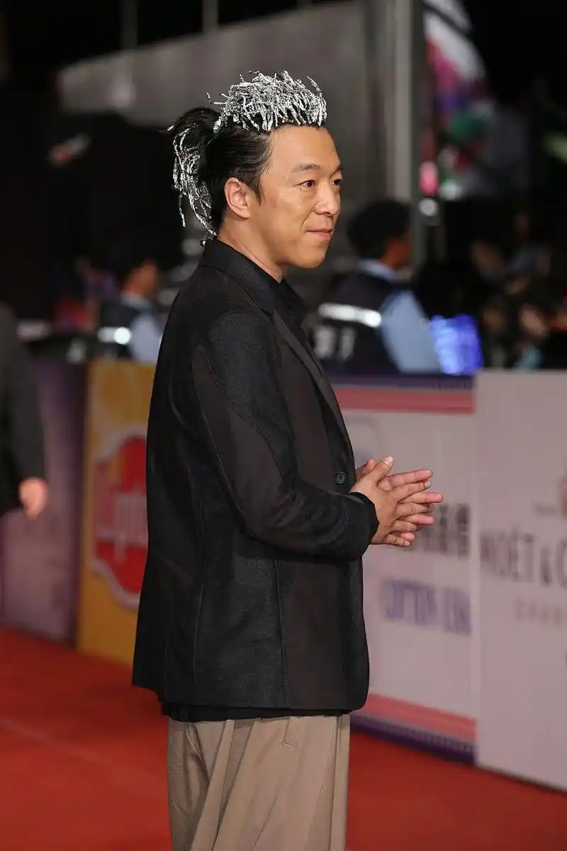 黄渤的这个发型,是来搞笑的吗[左捂脸]?#我们都爱聊八卦