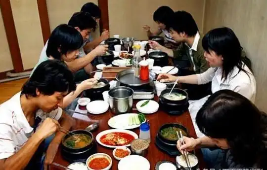 到餐馆吃饭的场景很吸引人,感觉他们动不动就吃烤肉,但是在去韩国之后