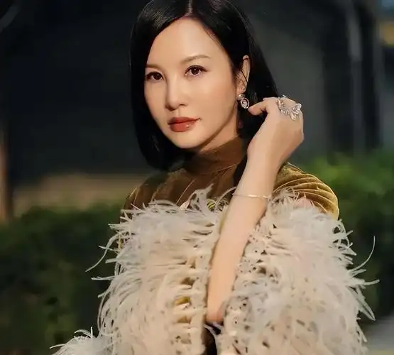 与乐嘉离婚9年后48岁陶虹因病去世乐嘉女儿赴美开始全新生活