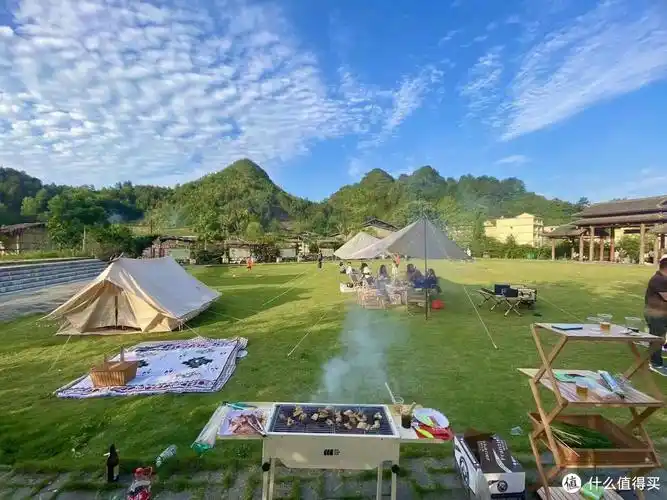 夏日户外露营烧烤是许多人喜欢的户外活动以下是几种必备品